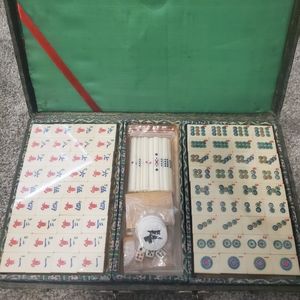 Mahjong tiles set